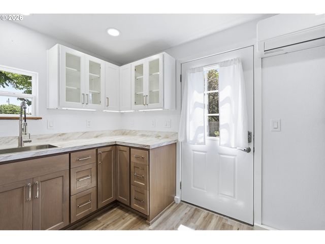 890 N HOLLY St, Canby, OR 97013