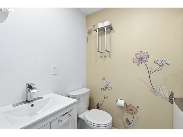 890 N HOLLY St, Canby, OR 97013
