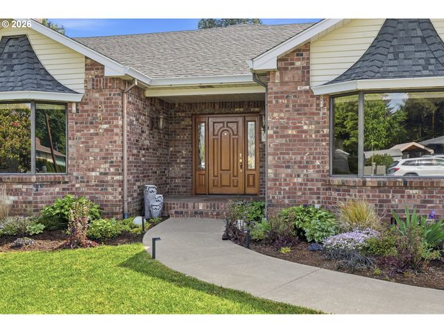 890 N HOLLY St, Canby, OR 97013