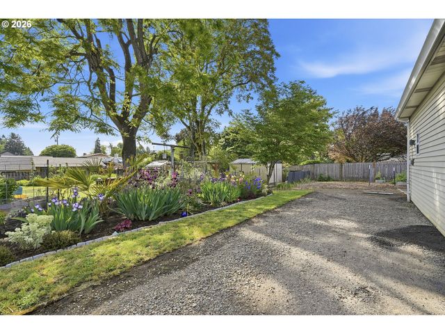 890 N HOLLY St, Canby, OR 97013