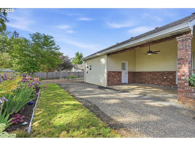 890 N HOLLY St, Canby, OR 97013