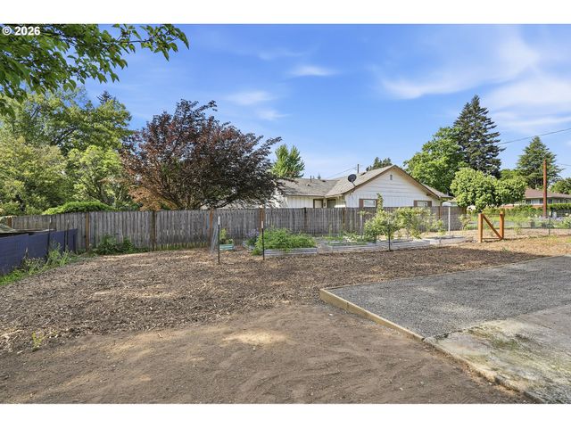 890 N HOLLY St, Canby, OR 97013