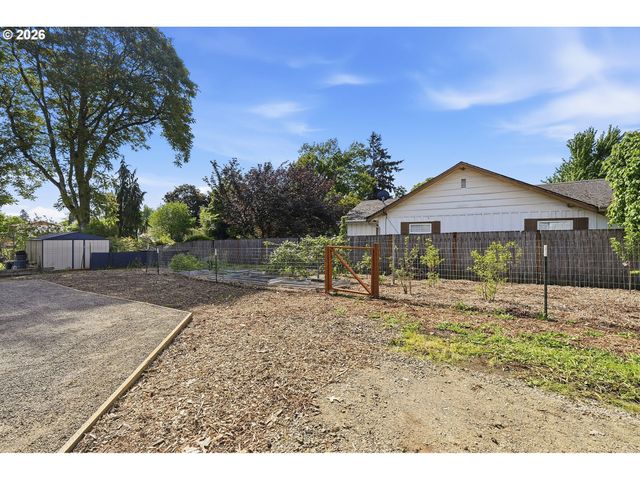 890 N HOLLY St, Canby, OR 97013