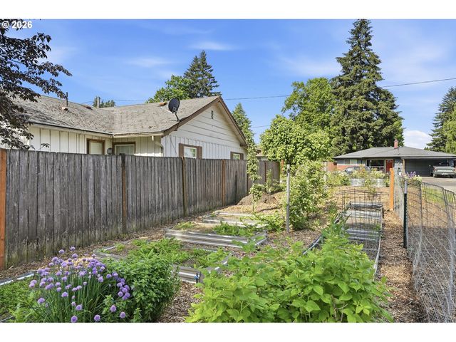 890 N HOLLY St, Canby, OR 97013