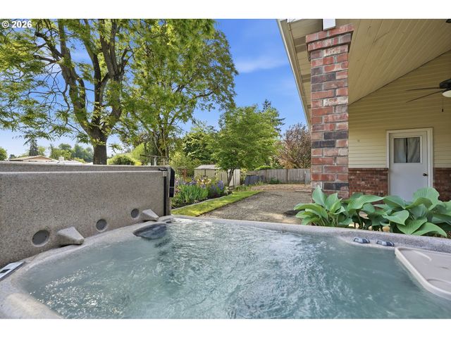 890 N HOLLY St, Canby, OR 97013