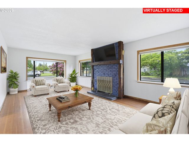 890 N HOLLY St, Canby, OR 97013