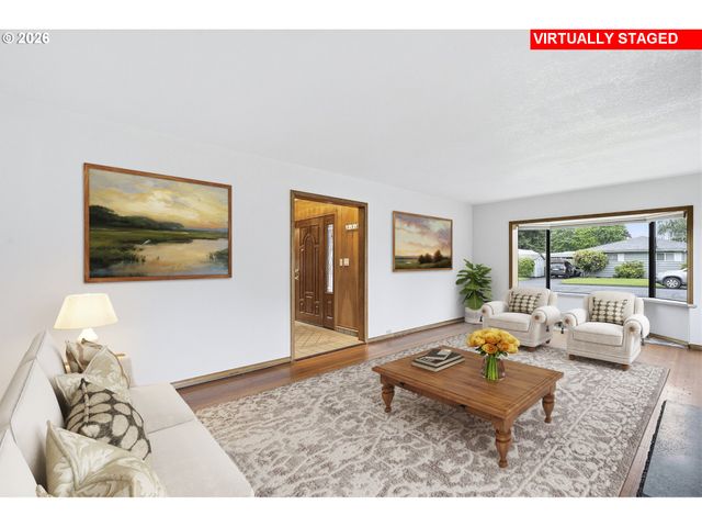 890 N HOLLY St, Canby, OR 97013