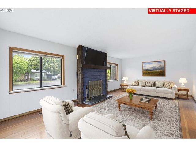 890 N HOLLY St, Canby, OR 97013