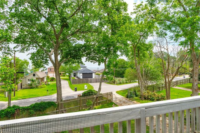 3726 Bayshore Drive, Bacliff, TX 77518