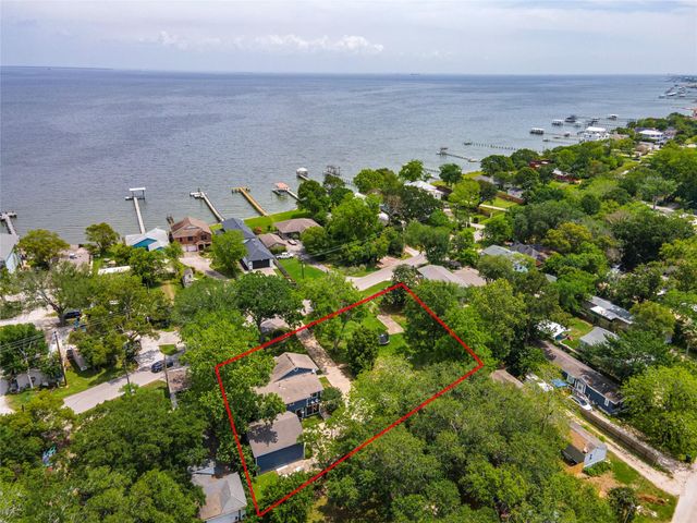 3726 Bayshore Drive, Bacliff, TX 77518