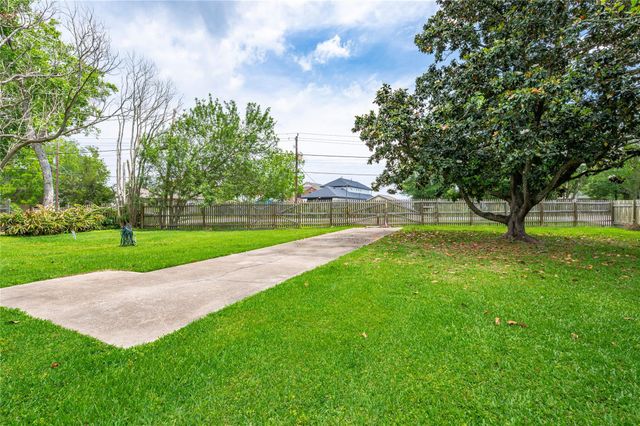 3726 Bayshore Drive, Bacliff, TX 77518