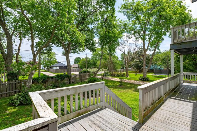 3726 Bayshore Drive, Bacliff, TX 77518