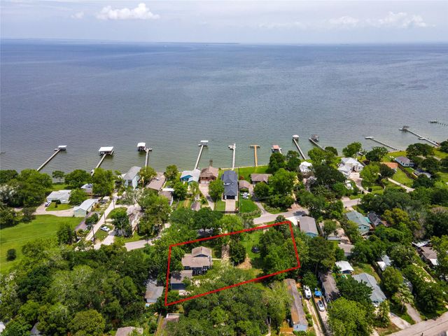 3726 Bayshore Drive, Bacliff, TX 77518