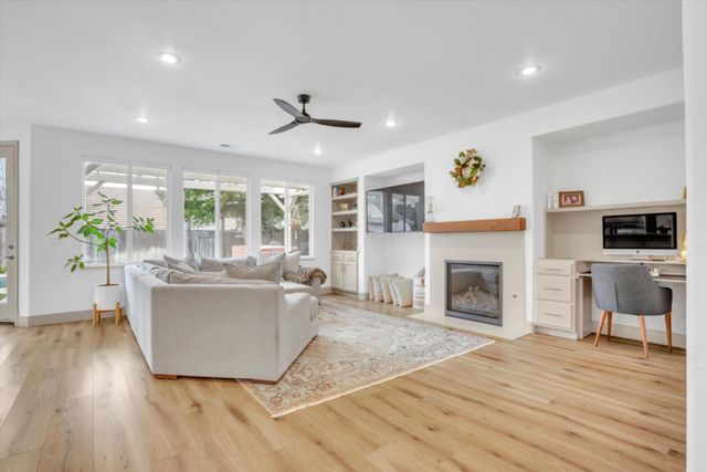 3229 Sundance Lake Dr, Modesto, CA 95355