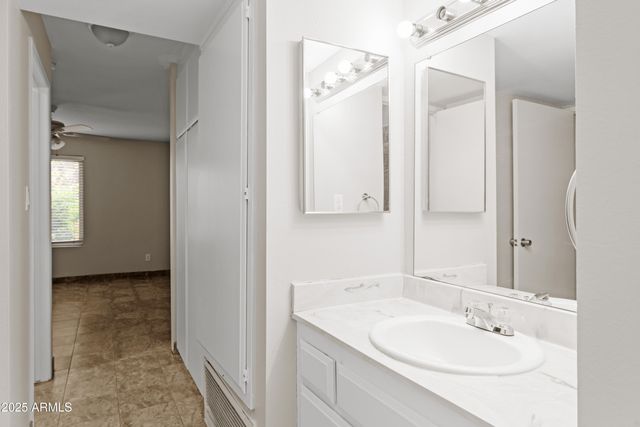 5525 E THOMAS Road R11, Phoenix, AZ 85018