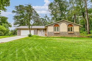 5885 Hidden Oaks Circle SE, Prior Lake, MN 55372