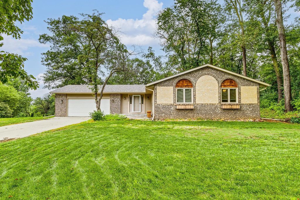 5885 Hidden Oaks Circle SE, Prior Lake, MN 55372
