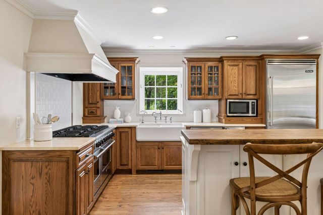 60 Myrtlewood Road, Wayzata, MN 55391