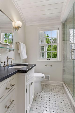 60 Myrtlewood Road, Wayzata, MN 55391