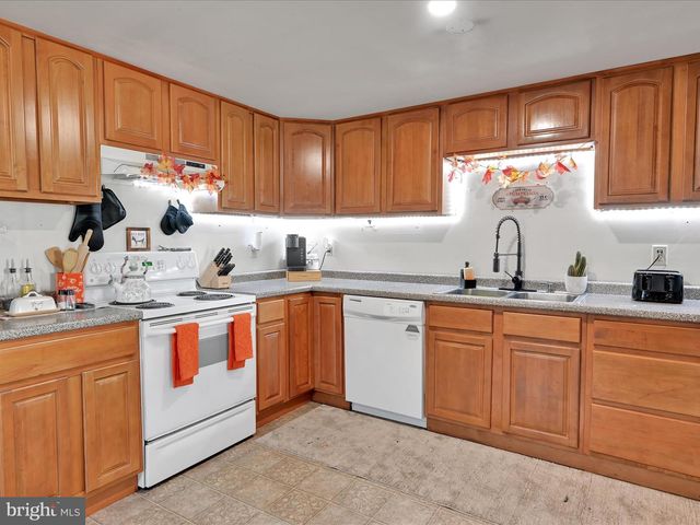 21 E WOOD ST, Pine Grove, PA 17963