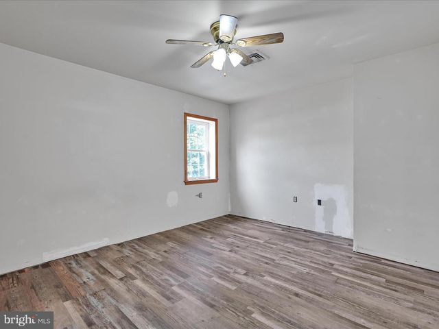 21 E WOOD ST, Pine Grove, PA 17963