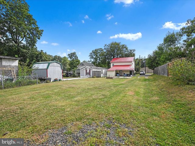 21 E WOOD ST, Pine Grove, PA 17963