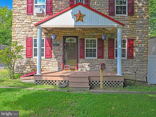 21 E WOOD ST, Pine Grove, PA 17963