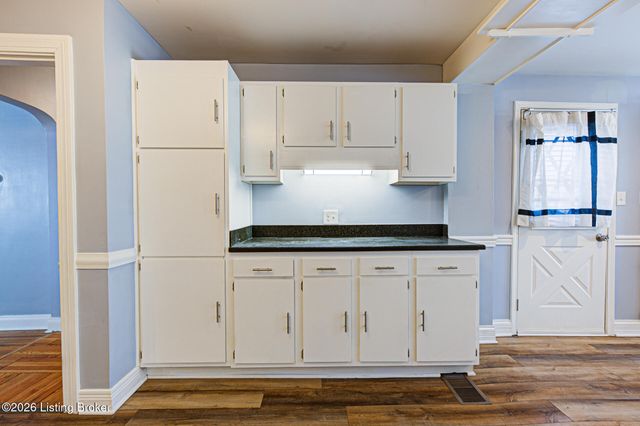 1413 Falcon Dr, Louisville, KY 40213