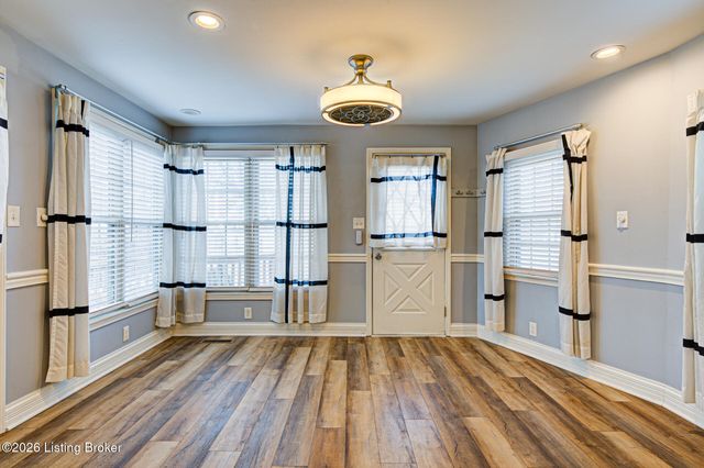 1413 Falcon Dr, Louisville, KY 40213