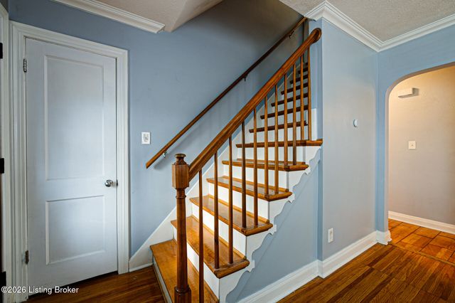 1413 Falcon Dr, Louisville, KY 40213