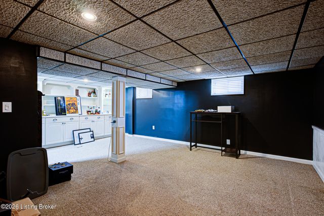 1413 Falcon Dr, Louisville, KY 40213