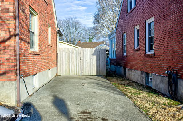 1413 Falcon Dr, Louisville, KY 40213