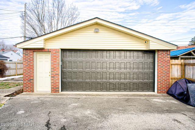 1413 Falcon Dr, Louisville, KY 40213