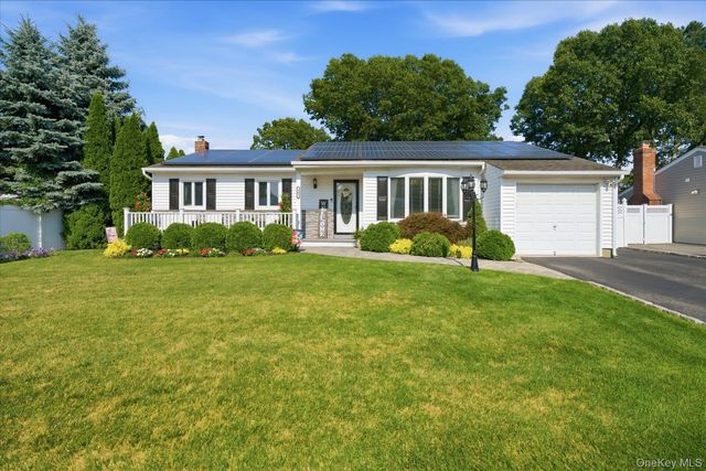 101 Gainsborough Road, Holbrook, NY 11741