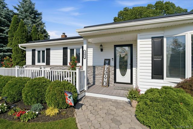101 Gainsborough Road, Holbrook, NY 11741
