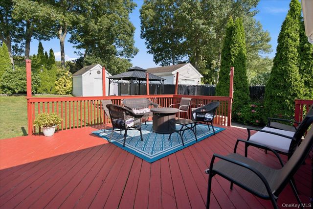 101 Gainsborough Road, Holbrook, NY 11741