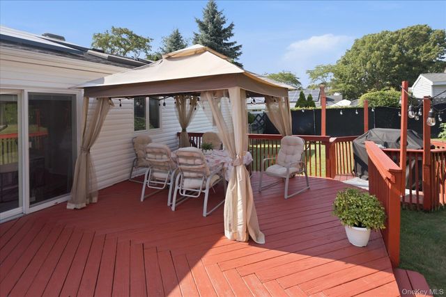 101 Gainsborough Road, Holbrook, NY 11741