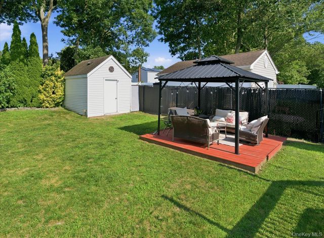 101 Gainsborough Road, Holbrook, NY 11741