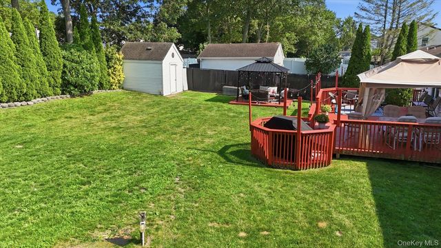 101 Gainsborough Road, Holbrook, NY 11741
