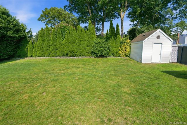 101 Gainsborough Road, Holbrook, NY 11741