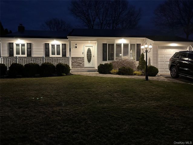 101 Gainsborough Road, Holbrook, NY 11741