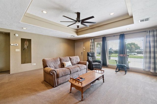 2925 NW Grand Boulevard, Oklahoma City, OK 73116