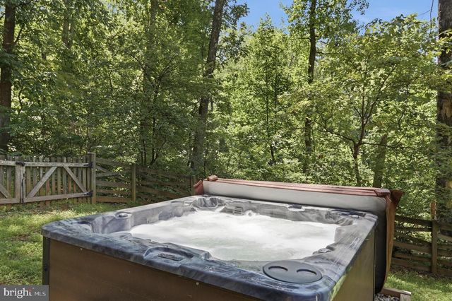 128 ORCHARD LAGOON DR, Linden, VA 22642