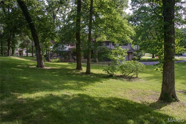 103 Frontenac Forest, Frontenac, MO 63131