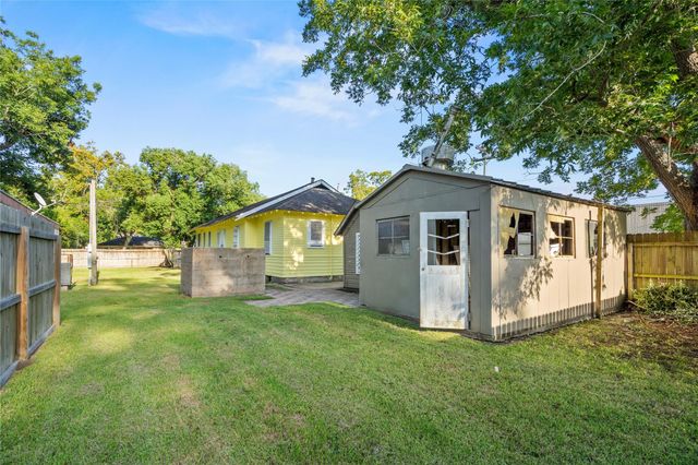 5326 Main Street, Santa Fe, TX 77510
