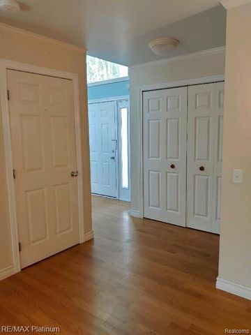 481 Village Oak Ct, Ann Arbor, MI 48103