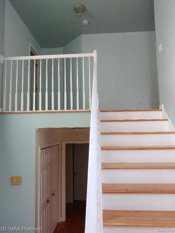 481 Village Oak Ct, Ann Arbor, MI 48103