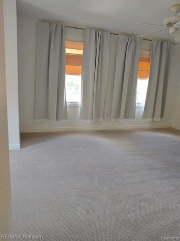 481 Village Oak Ct, Ann Arbor, MI 48103