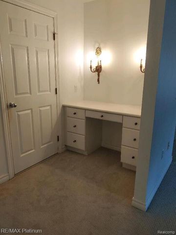 481 Village Oak Ct, Ann Arbor, MI 48103