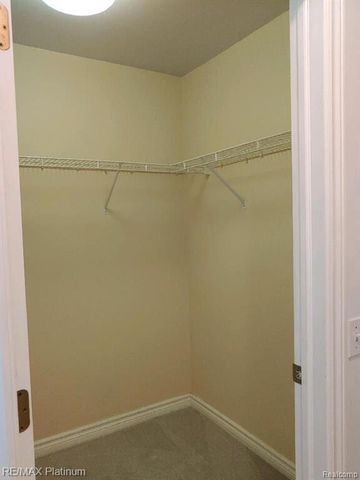 481 Village Oak Ct, Ann Arbor, MI 48103